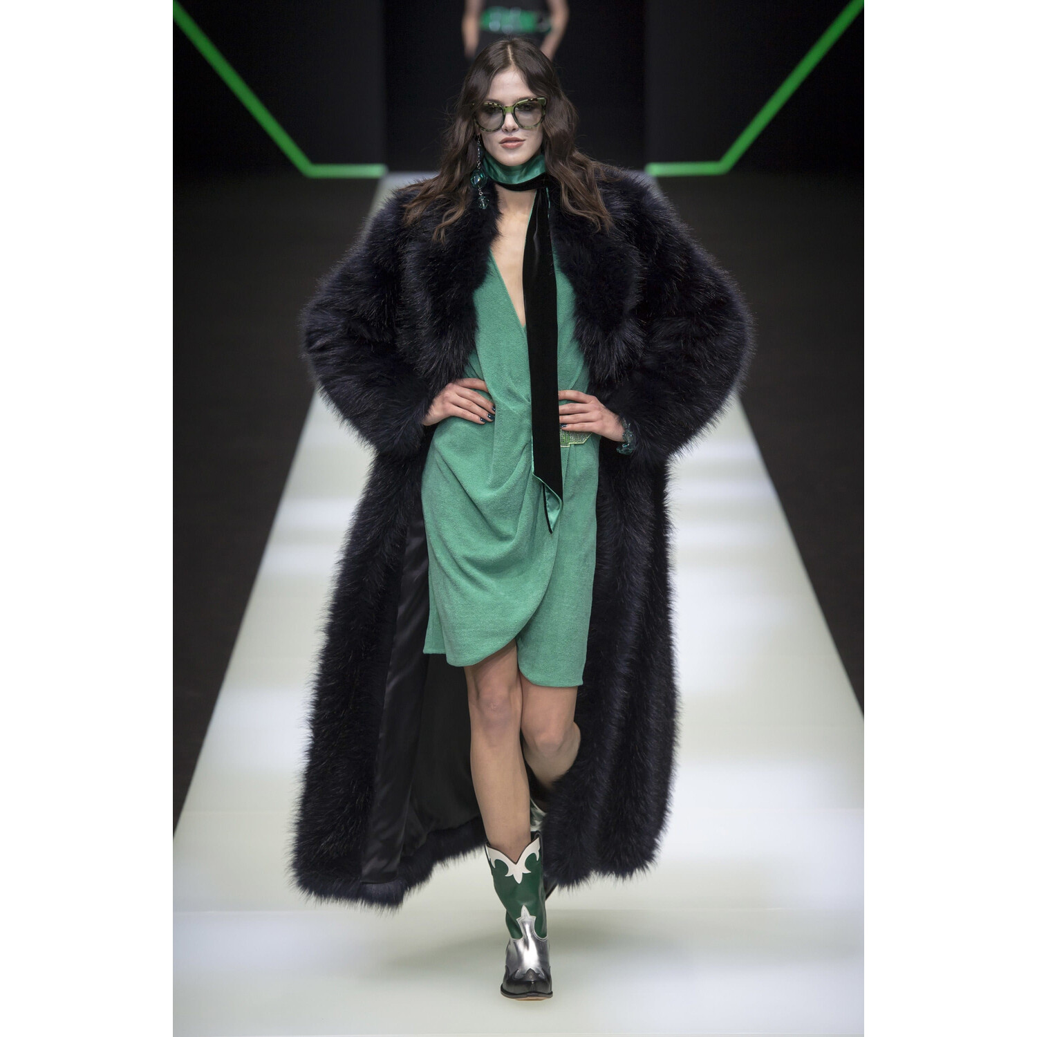 Фото Emporio Armani Fall 2018 Ready-to-Wear , Emporio Armani осень зима 2018 , Fashion show , неделя моды в Милане , MFW , Mainstyles
